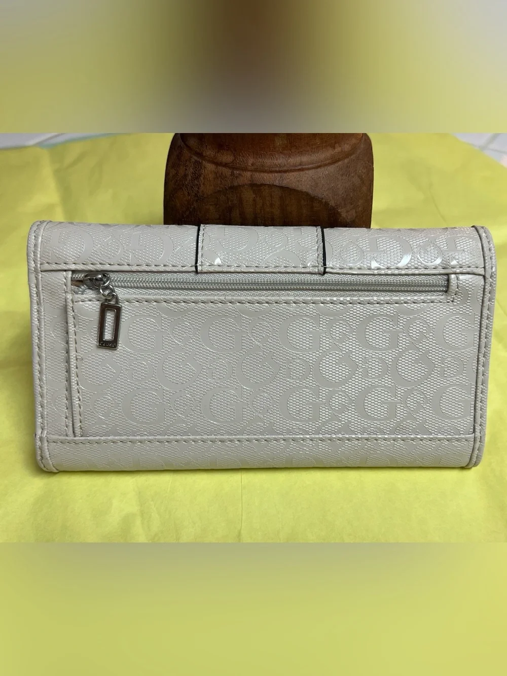 Guess compact wallet